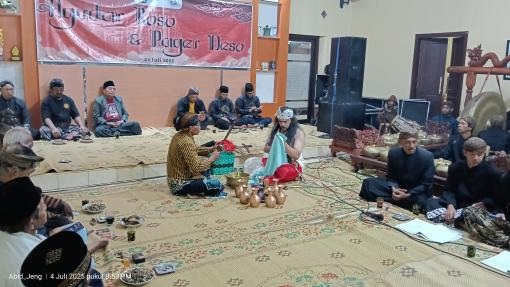 NGURI-NGURI BUDAYA JAWI MELALUI JAMASAN PUSAKA DESA TERUNG